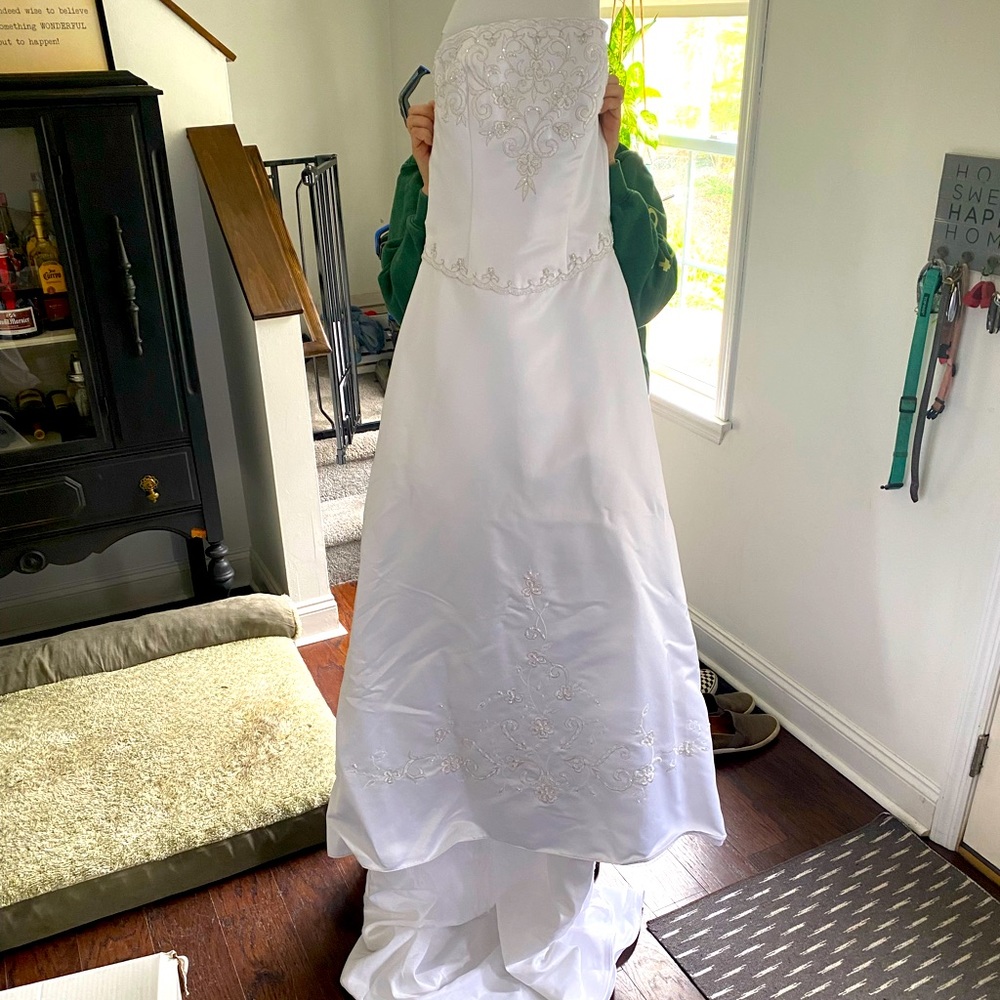 Beautiful Wedding Dress!! No blemishes